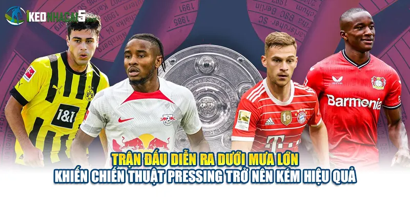 Trận đấu diễn ra dưới mưa lớn khiến chiến thuật pressing trở nên kém hiệu quả